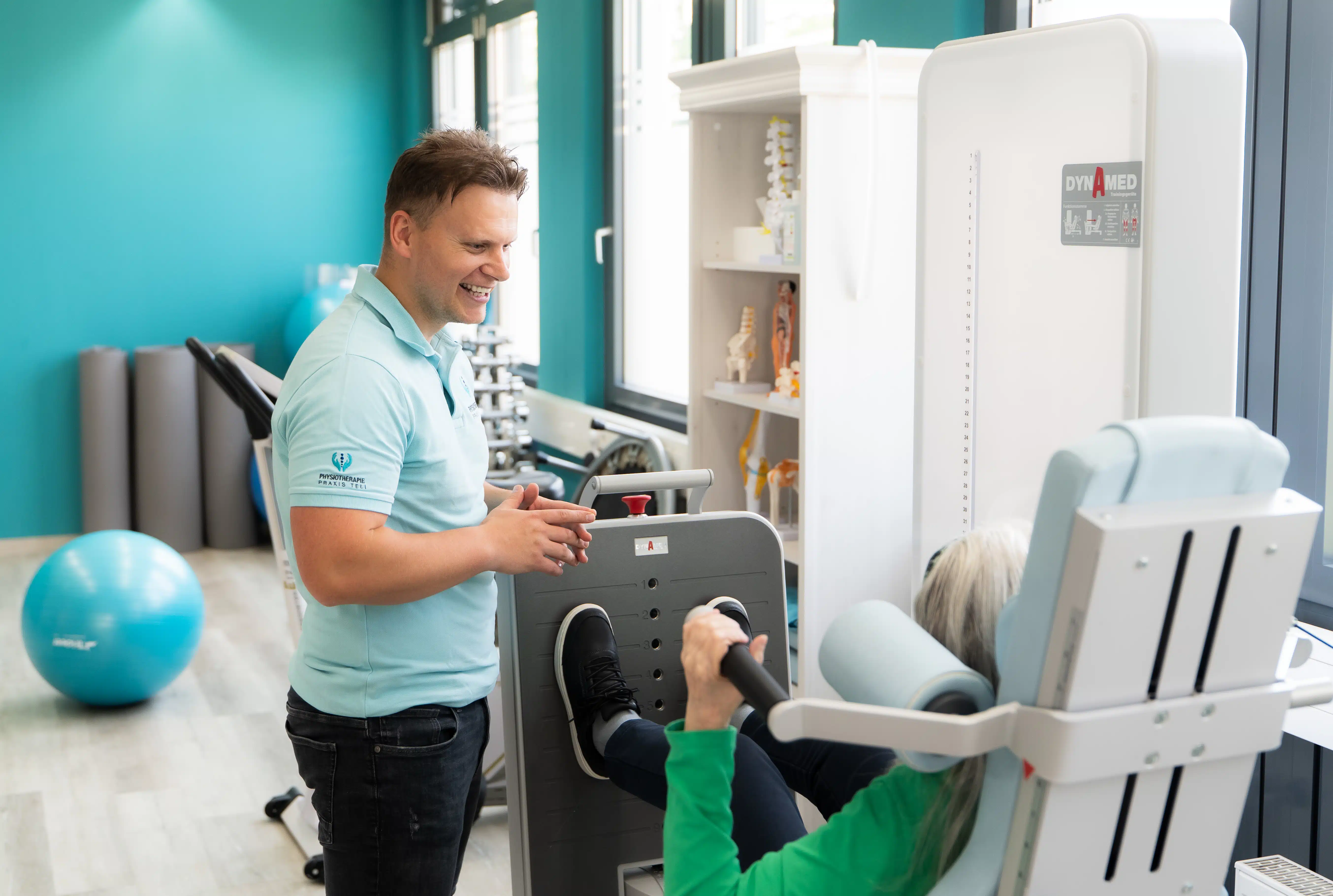 Therapeut für Physiotherapie und Krankengymnastik in Freiburg untersucht Reflexe einer Patientin